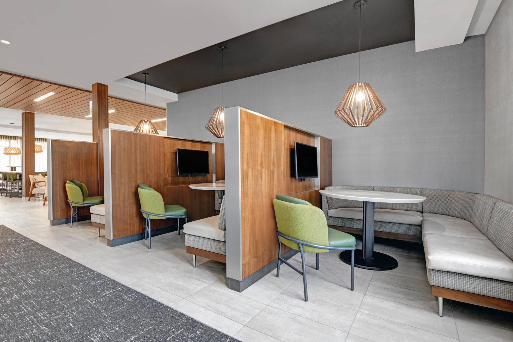 Courtyard By Marriott Manhattan Aggieville Exterior photo
