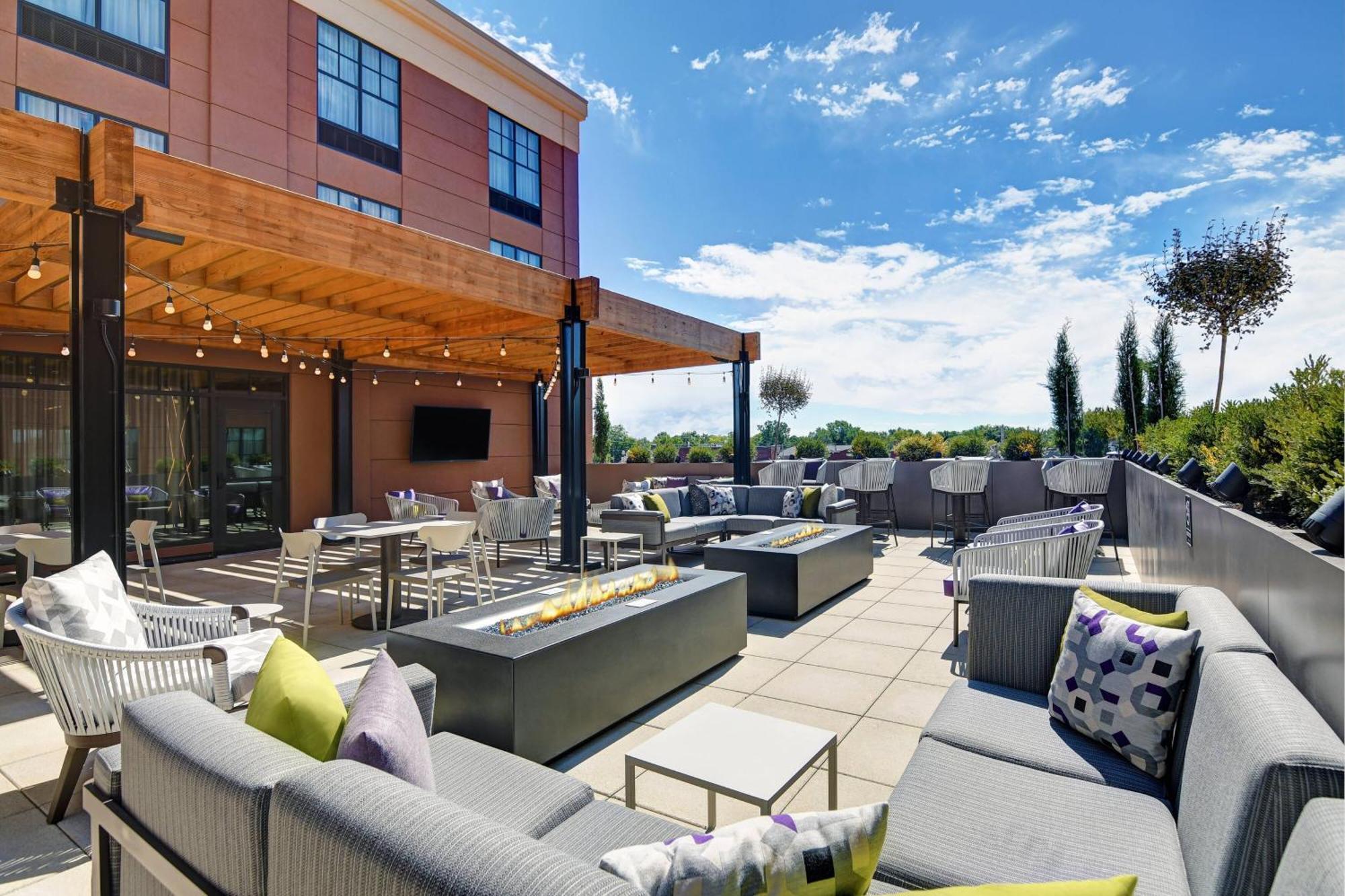 Courtyard By Marriott Manhattan Aggieville Exterior photo